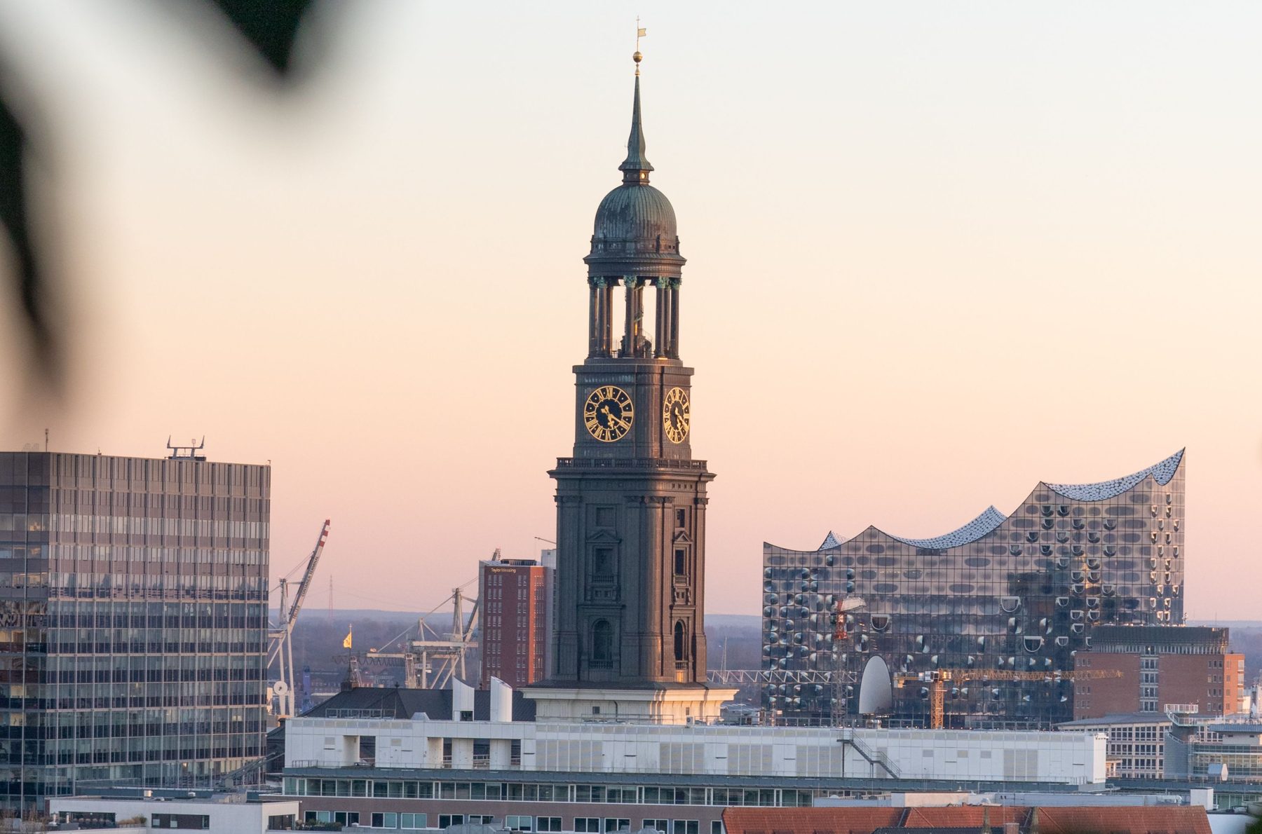 Blick über Hamburg mit dem Michel und der Elbphilharmonie