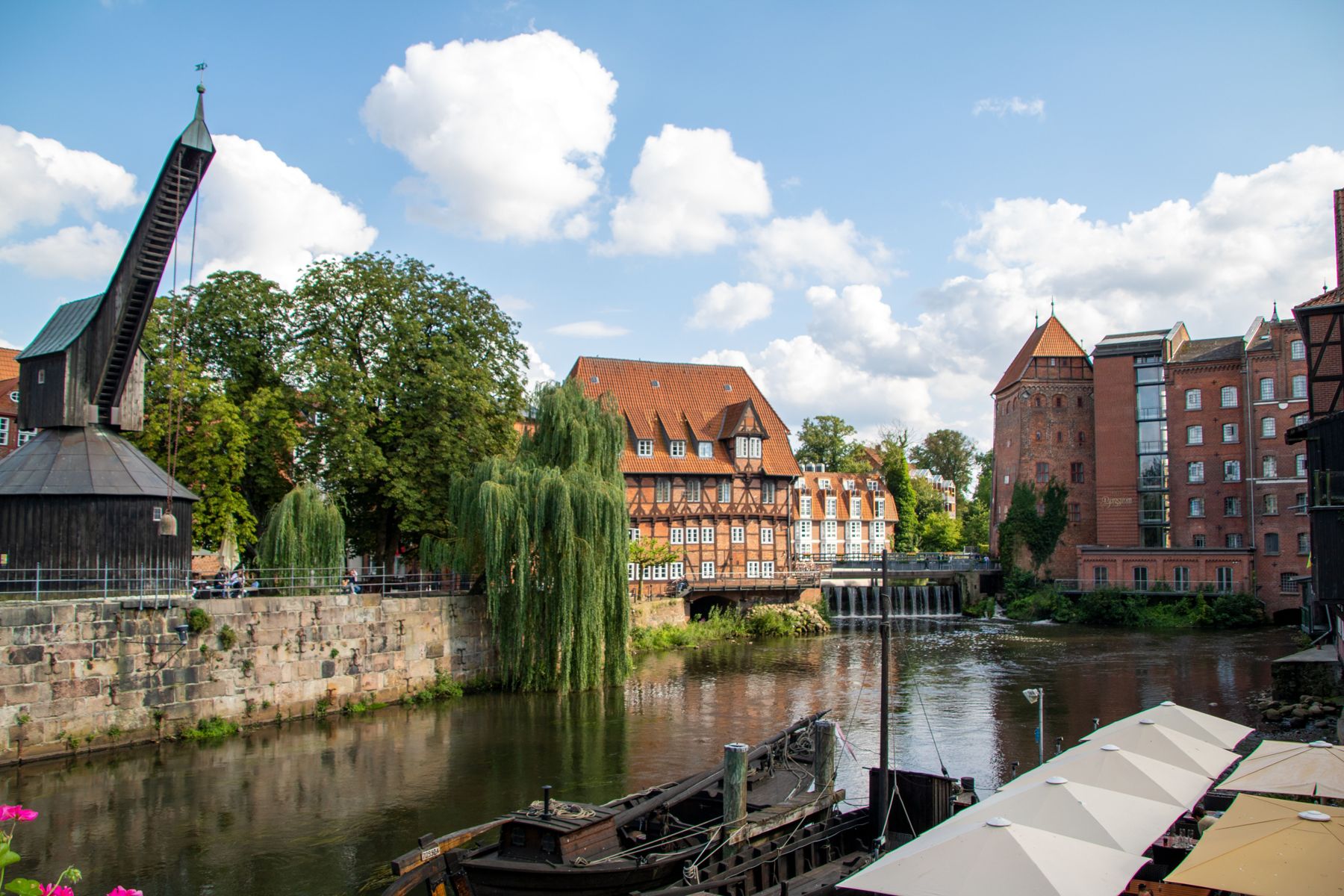 Alter Kran und Fachwerkhäuser am Stintmarkt in Lüneburg