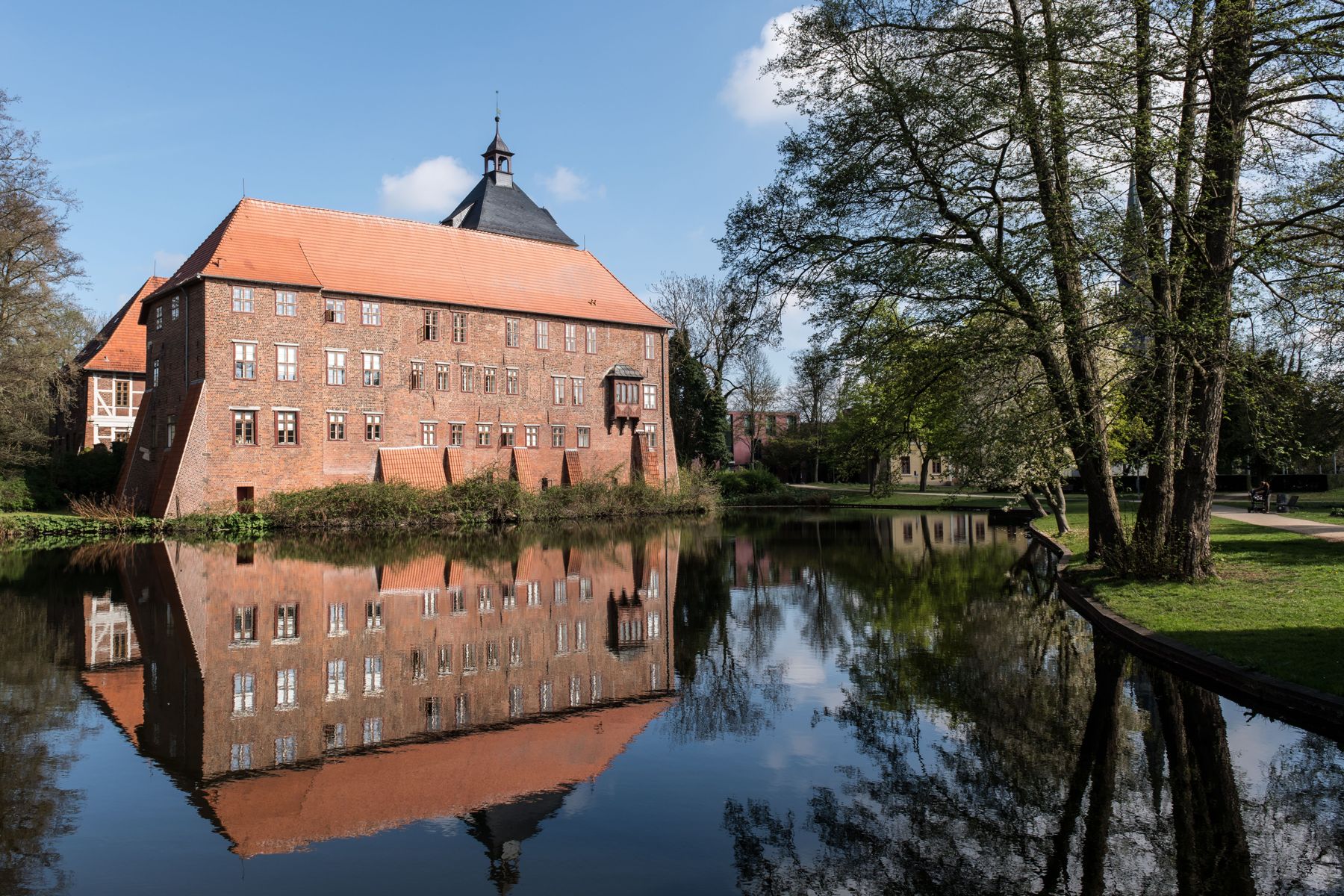 Das Winsener Schloss spiegelt sich im Wasser